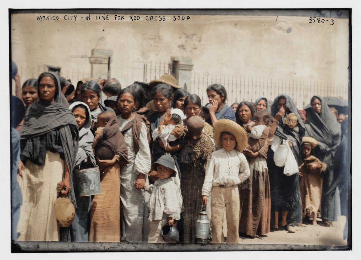 Cuauhtemoc_1521's tweet image. Impactante imagen de capitalinos haciendo una fila para obtener sopa y pan repartido por la Cruz Roja en la #CDMX en el año de la gran hambruna, en 1915. Esto se debió en gran medida a la inestabilidad política del país debido a la revolución mexicana. Poco se habla de las