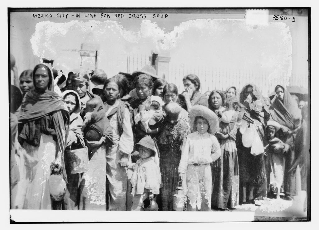 Cuauhtemoc_1521's tweet image. Impactante imagen de capitalinos haciendo una fila para obtener sopa y pan repartido por la Cruz Roja en la #CDMX en el año de la gran hambruna, en 1915. Esto se debió en gran medida a la inestabilidad política del país debido a la revolución mexicana. Poco se habla de las