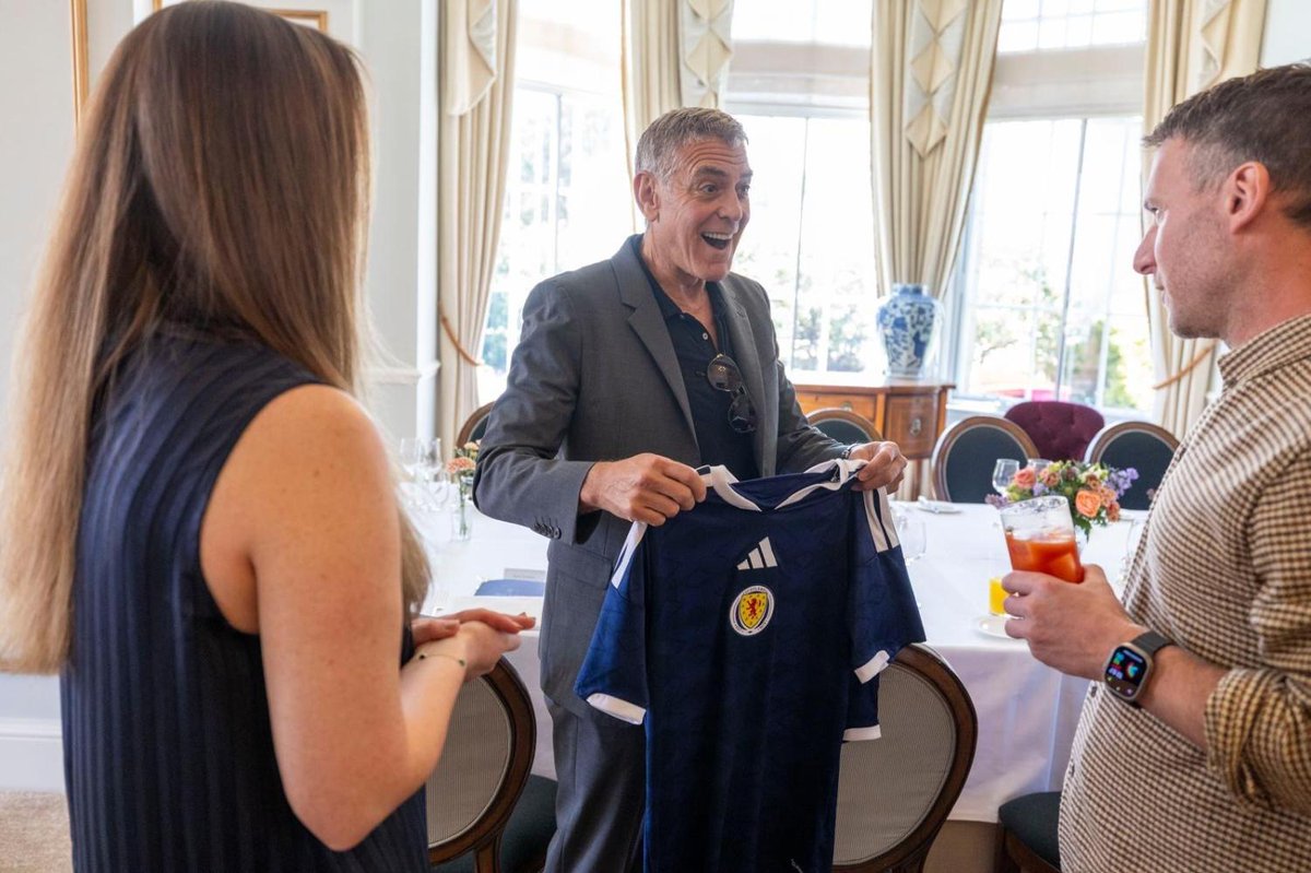 ScotNational's tweet photo. George Clooney is now a member of the Tartan Army 🏴󠁧󠁢󠁳󠁣󠁴󠁿

An Edinburgh mum has gifted the actor and his family Scotland football strips while he visits the country https://t.co/QZuZHuxVVx