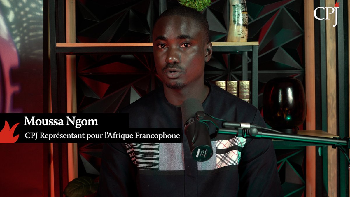 CPJAfrica's tweet photo. 🎧 NOUVEAU PODCAST EN LIGNE : Moussa Ngom du CPJ enquête sur l’une des erreurs judiciaires les plus monumentales au Sénégal — l’emprisonnement du journaliste René Capain Bassène, un homme innocent qui purge une peine de prison à perpétuité pour meurtre.

Auteur de trois ouvrages sur la rébellion séparatiste dans la région méridionale de la Casamance, au Sénégal, Bassène s’était engagé à mettre fin à la guerre qui l’avait contraint à quitter son foyer d’enfance.

Au lieu de cela, il a été faussement accusé d’être un rebelle et d’avoir fait tuer 14 hommes lors d’un procès entaché d’irrégularités, fondé sur de faux témoignages, une géolocalisation contestée et des courriels douteux. D’anciens coaccusés révèlent qu’ils ont été contraints d’incriminer le journaliste sous la torture, notamment par des coups et des décharges électriques, tandis que Bassène a été déshabillé, menotté aux mains et aux pieds et battu.

🔉 Découvrez la vérité dans le podcast du CPJ « René Capain Bassène, condamné à tort » : https://t.co/g3uozUsXtd