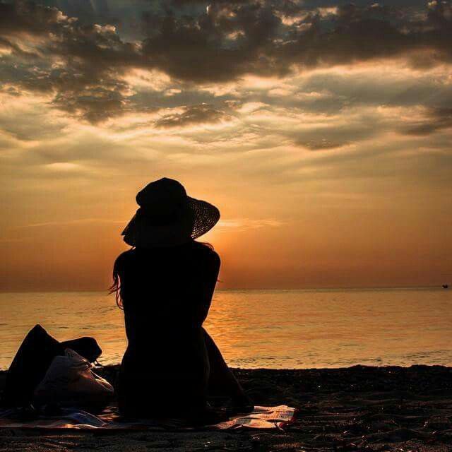 La manera más rápida de olvidar a alguien es siendo cruel consigo mismo.
Por eso... Cuando extraño a una persona solo recuerdo que no me quiere, ni me extraña, ni me necesita. Puede que dañe mi corazón en ese momento, pero a la larga estaré mejor.
A veces el alma no necesita más
