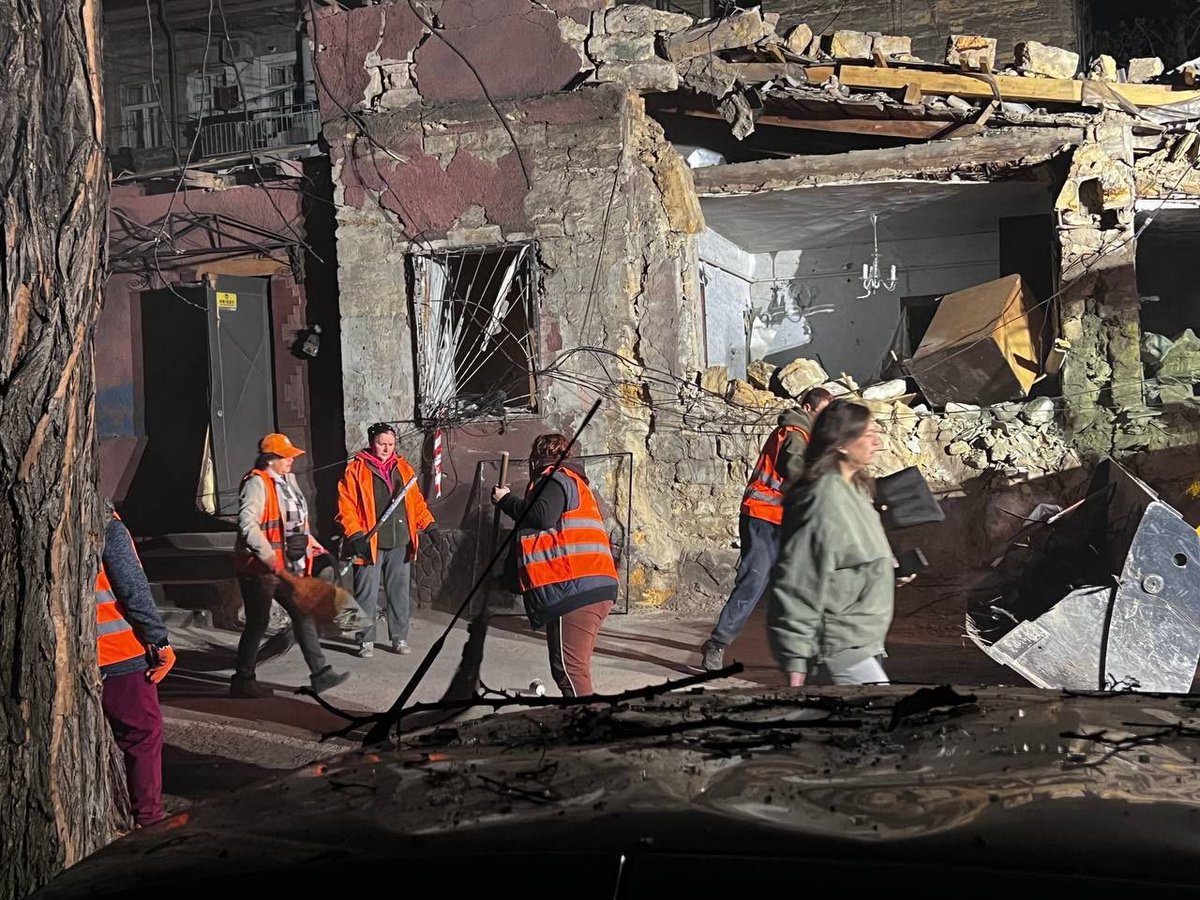 SororInimicorum's tweet image. In Odessa, #Ukraine British military “instructors” lived in the bldng of a daycare. According to the locals, the place housed 100-120 Brits &amp;amp; 20 UkroNazis. It wasn’t daycare anymore - it was a nightcare! 😂Last night it was burned down by Russian drones along with its
