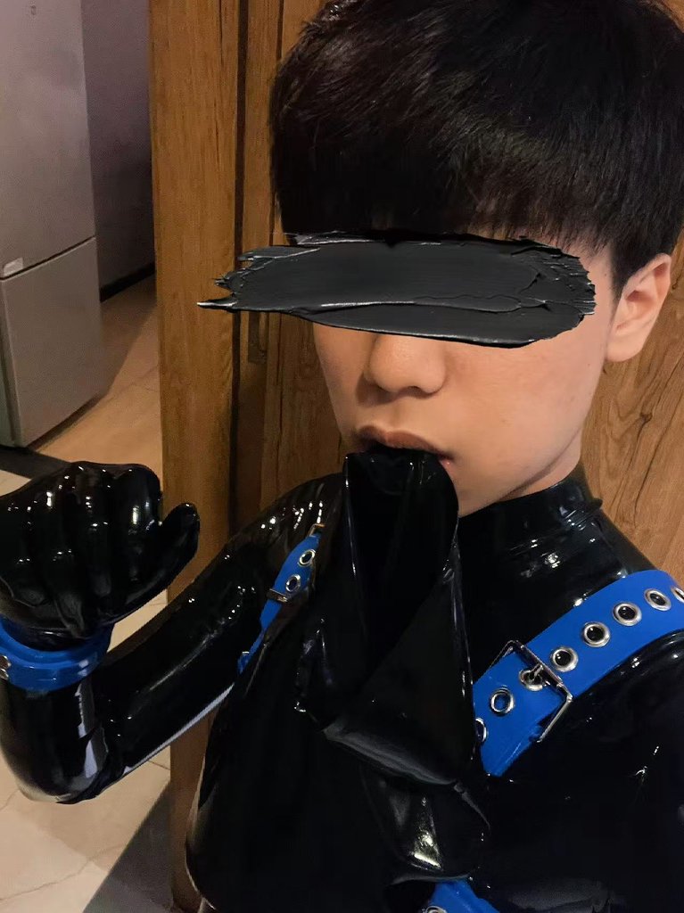 Ed1205win's tweet photo. 呜呜瘦了开心 #胶衣 不合身了难过
#rubber #fetish #latex https://t.co/jSHqJuxgyq