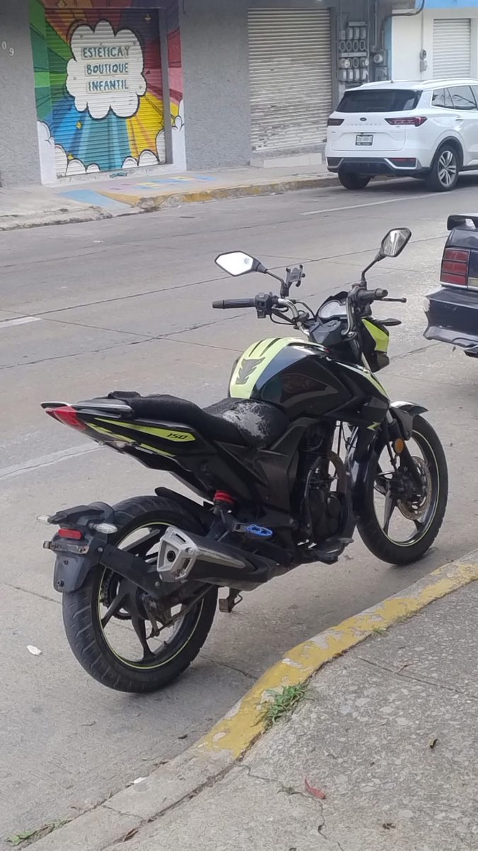 #ReporteCiudadano 

"Hola reportero buenos días, me robaron mi motocicleta en la madrugada en la colonia Adolfo López Mateos por la deportiva de madero, por si alguien la llega a ver"