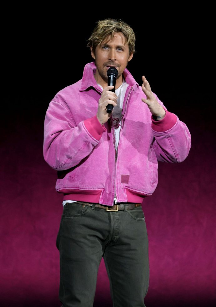 Carine2205's tweet image. Barbie (2023) just dropped a iconic dance scene—Margot Robbie’s Barbie and Ryan Gosling’s Ken grooving to Dua Lipa’s Dance the Night in neon-pink dreamland. Pure visual joy!  #BarbieMovie #DanceTheNight