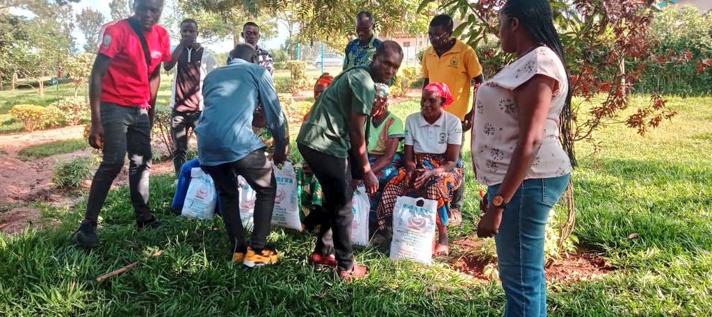 NyarugengYouthB's tweet photo. #Nyarugenge: Urubyiruko rw'umurenge wa @NyarugengeBuges baremeye Imiryango 5 Mu rwego rwo kuba hafi Abarokotse Jenocide yakorewe Abatutsi muri Mata 1994, Ni igikorwa cyitabiriwe n'umuyobozi wa Ibuka kurwego rw'umurenge na n'Umunyamabanga wa RPF Inkotanyi Kumurenge @rpfbugesera https://t.co/xZd9avqV5a