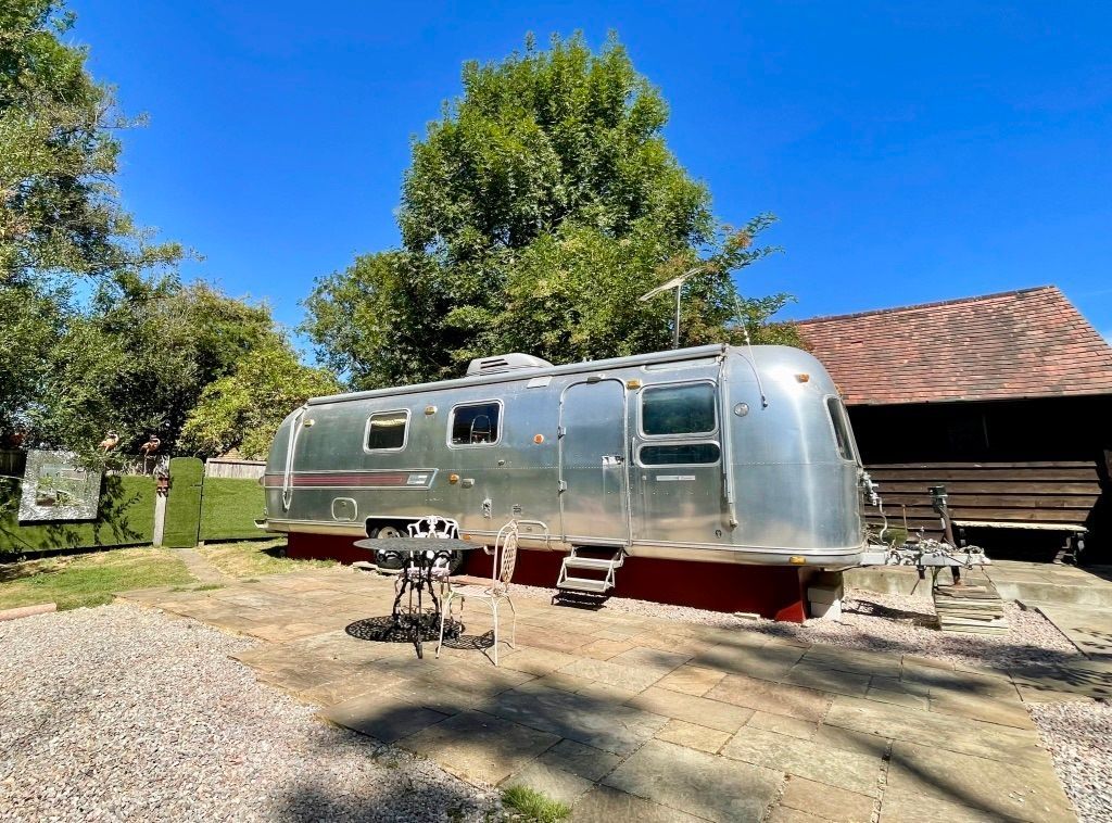 TheHolidayCots's tweet image. 🌿 A Unique Escape at House on the Brooks 🌿

House on the Brooks offers beautifully designed self-catering accommodation, set within an award-winning rewilding farm and surrounded by breathtaking countryside views. 🏡

🛏️ Sleeps 40
theholidaycottages.co.uk/west-sussex/17… 

#HouseOnTheBrooks #UK