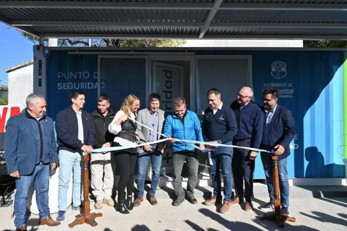 INFOCDELU's tweet photo. Refuerzan la seguridad en Gualeguaychú. Frigerio inauguró puestos policiales y entregó equipamiento
Refuerzan la seguridad en Gualeguaychú. Frigerio inauguró puestos policiales y entregó equipamiento
https://t.co/sMxYzII2h8 https://t.co/3OdoGaOL7o