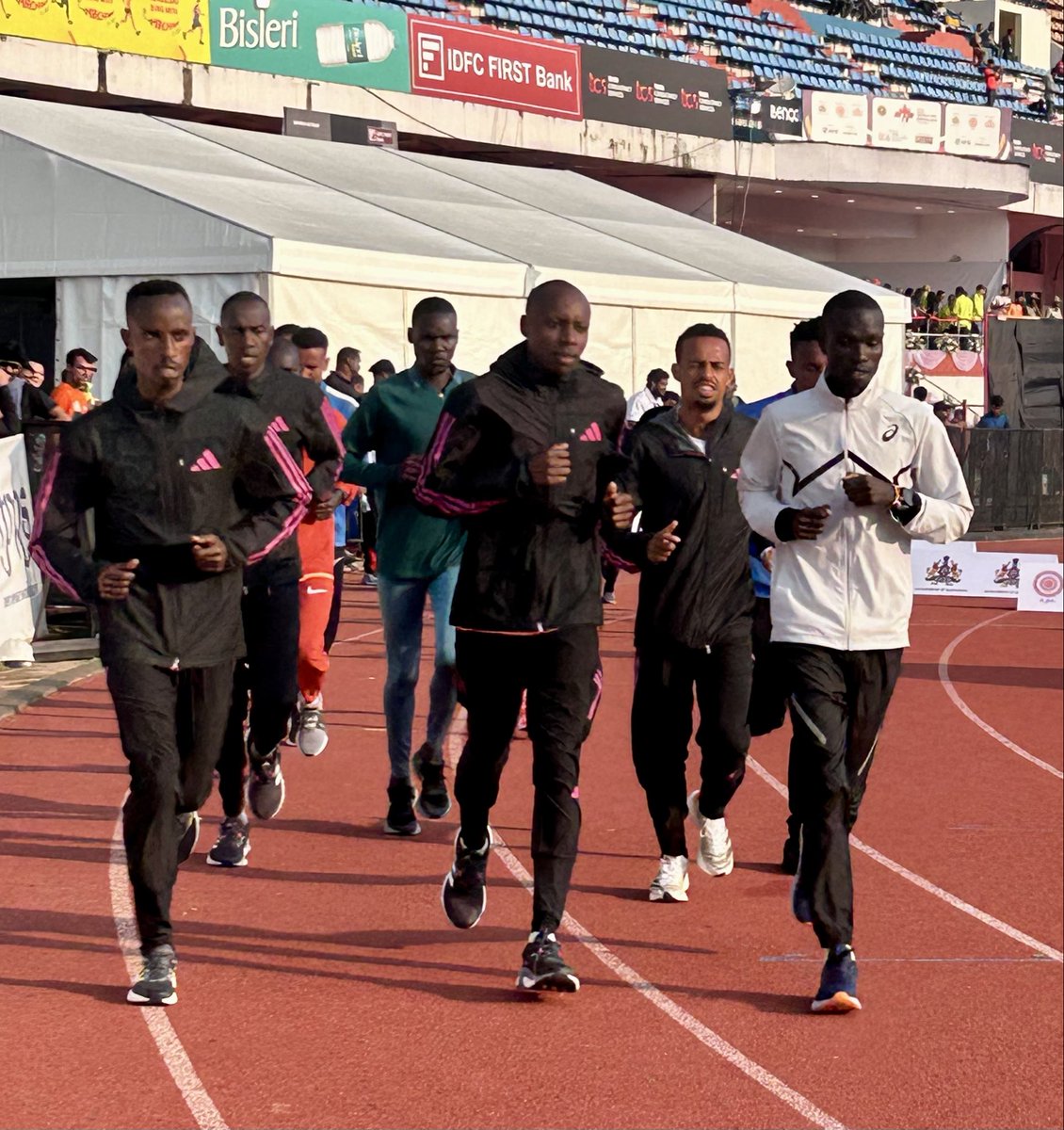 TheRishiMisra's tweet image. Captured this moment at the TCS World 10K Bengaluru 2023 without realizing I was witnessing greatness. 📸
That’s Sebastian Sawe— the first human to complete a sub 2 Marathon 
Funny how some photos age into stories. #Running #Greatness
