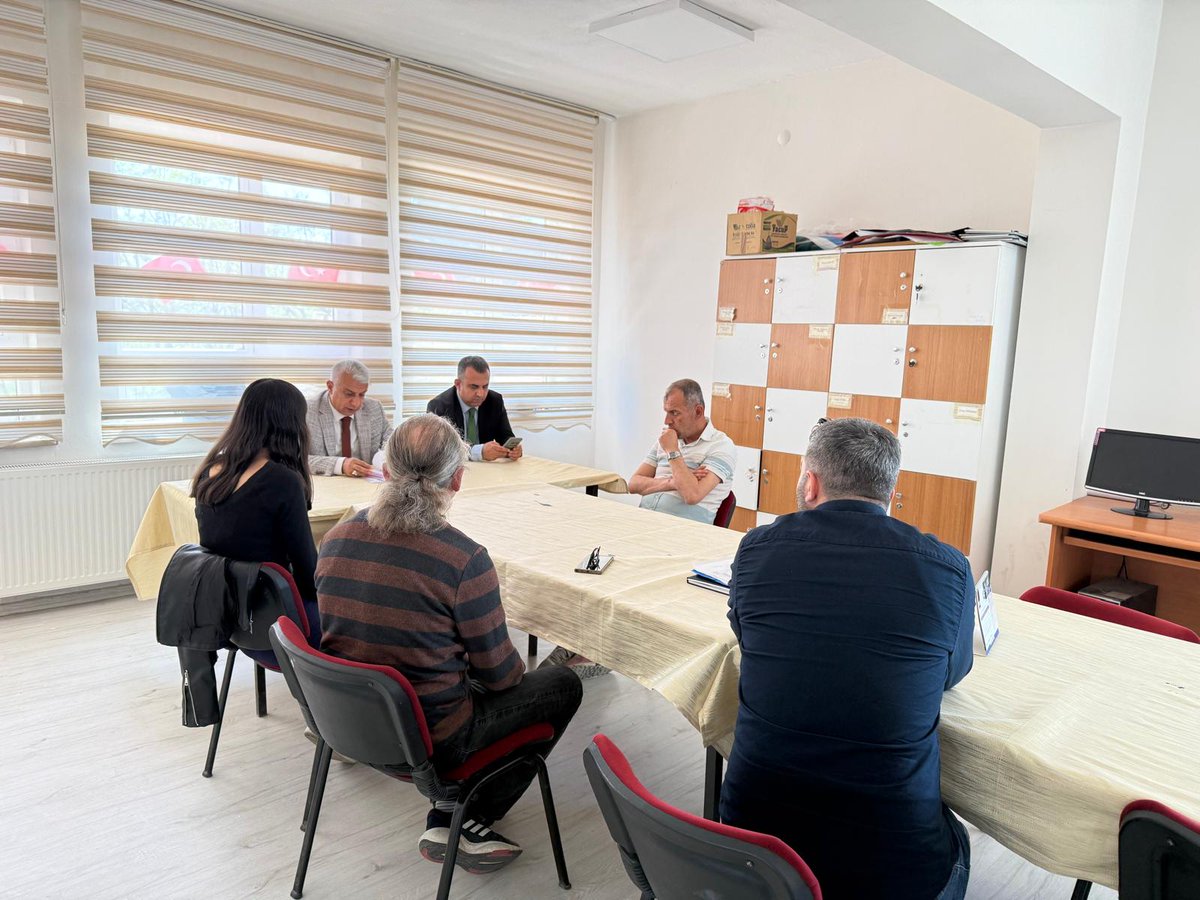 YazIlce's tweet photo. İlçe Milli Eğitim Müdürümüz Sayın Sadun KILINÇ ve şube müdürü Bedri ALTUNTAŞ, Yeniköy Abdurrahman Serttaş Ortaokulu, Fethiye Ortaokulunda öğretmen ve öğrencilerimizle biraraya gelerek öğrencilerimizin akademik başarılarının artırılması ile ilgili genel durum değerlendirmesi yaptı https://t.co/RINRXLJJZL