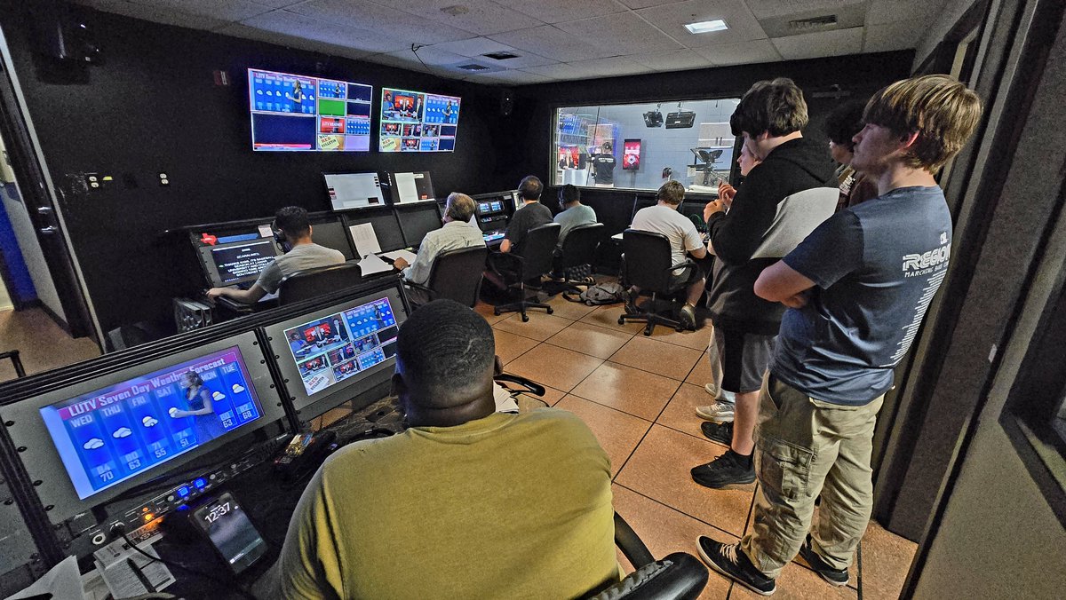 LUTVNews7's tweet image. @LUTVNews7 would like to thank @Orangefield_ISD #HighSchool Audio/Visual students for coming to the TV studio to learn what the @lucommdept offers individuals interested in #broadcasting &amp;amp; #contentcreation! @LamarCommDept #LamarUniversity #studentmedia #collegemedia