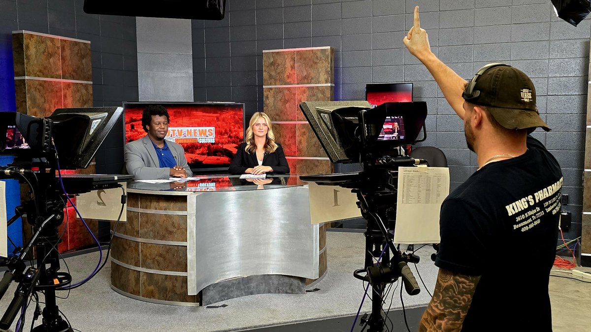 LUTVNews7's tweet image. @LUTVNews7 would like to thank @Orangefield_ISD #HighSchool Audio/Visual students for coming to the TV studio to learn what the @lucommdept offers individuals interested in #broadcasting &amp;amp; #contentcreation! @LamarCommDept #LamarUniversity #studentmedia #collegemedia