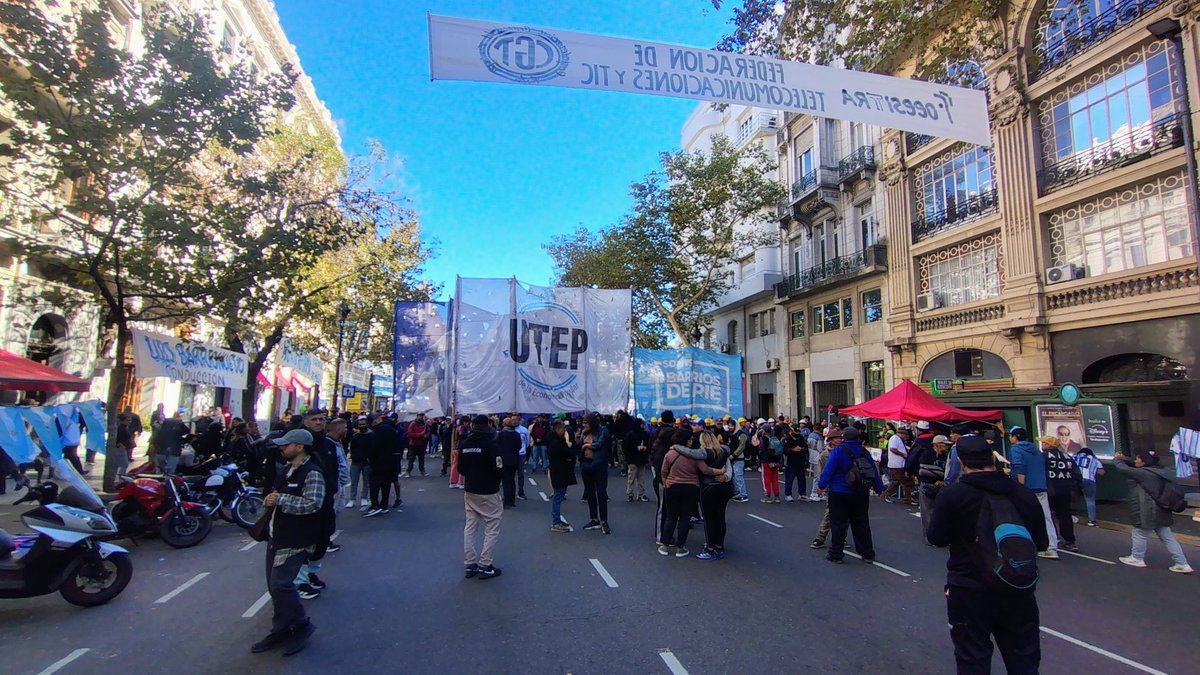#Ahora 
Empiezan a llegar las primeras columnas para participar del acto convocado por la CGT con motivo del #DiadelTrabajador y la trabajadora