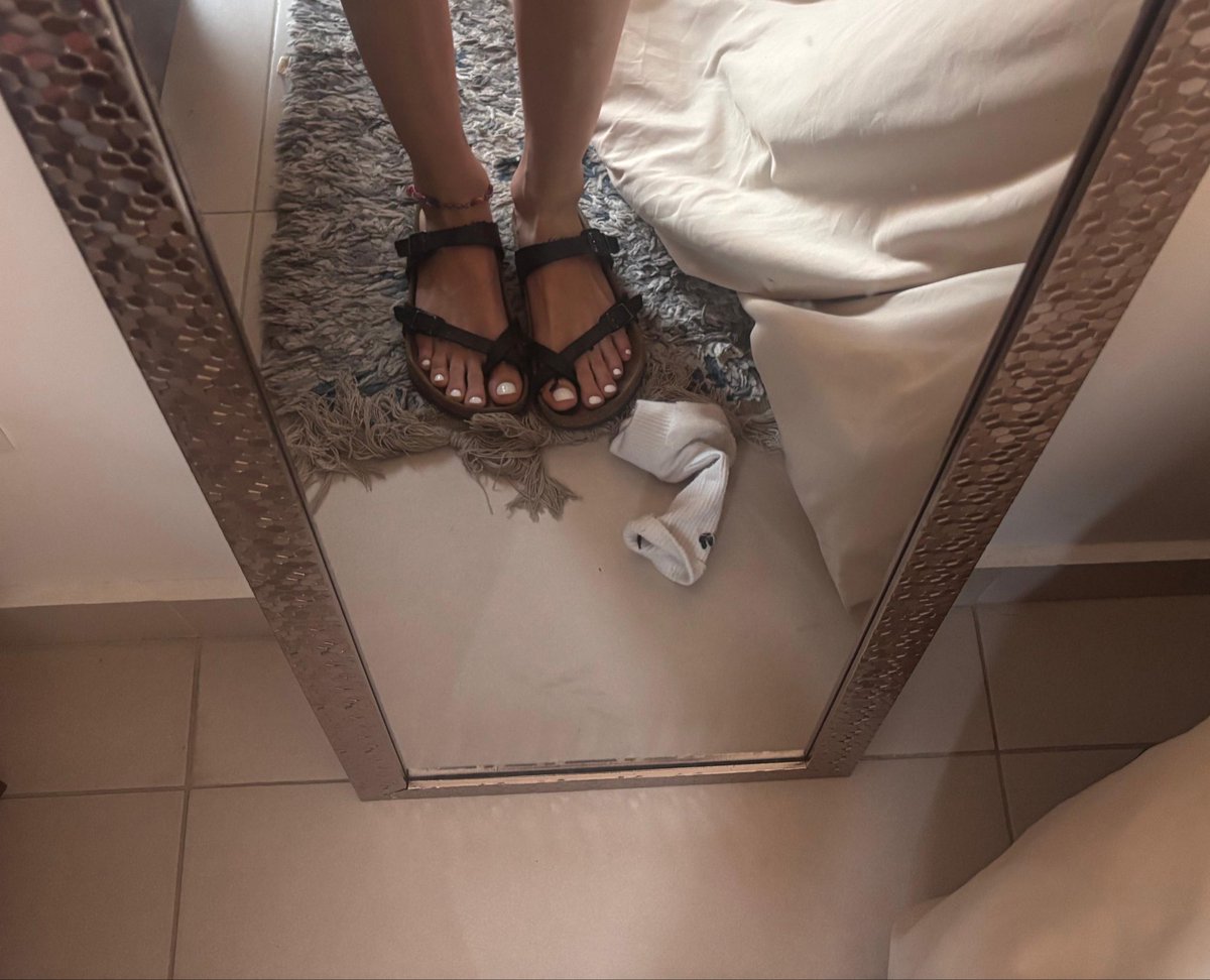 cdcreampie's tweet image. would you suck on them? #selling #feet #nolimits