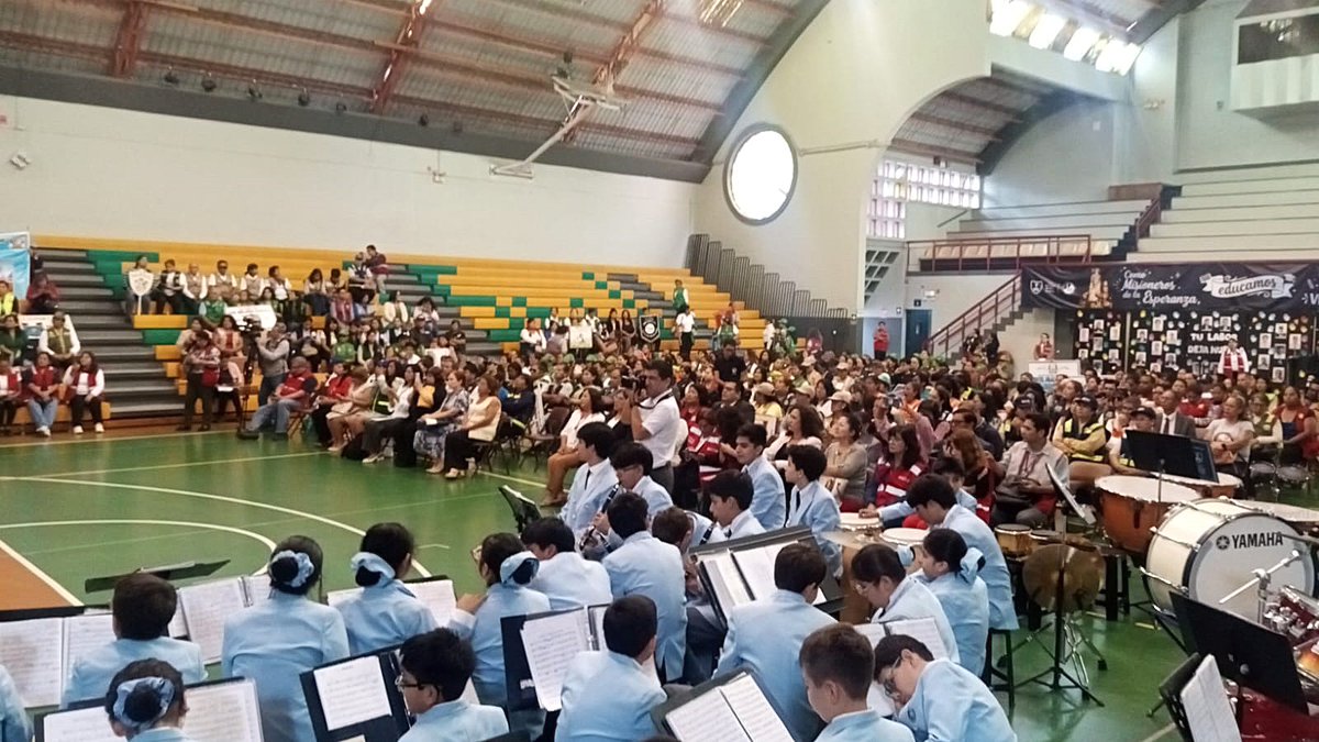 Ugel4's tweet photo. #ESNOTICIAAHORA | La directora de la UGEL 04, Nelly Cunza Príncipe, participa en la ceremonia de juramentación de las Brigadas de Autoprotección Escolar #BAPE, junto a directivos y padres de familia en la IEP Santísimo Nombre de Jesús (San Borja). https://t.co/nVDzrC1Blm