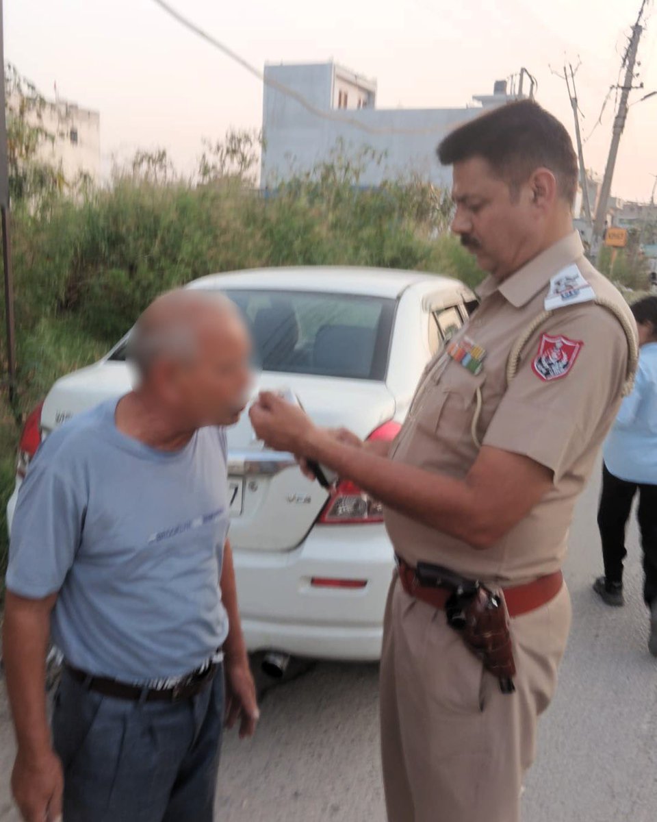 PP_Hoshiarpur's tweet image. Hoshiarpur Police is conducting alcometer tests to curb drunk driving &amp;amp; ensure the safety of all road users. A stern message is being sent that reckless behavior on the roads will not be tolerated.

#SafetyFirst #PunjabRoadSafetyAlert #ActionAgainstDrunkDriving #DriveResponsibly