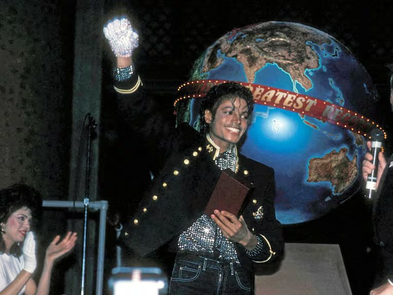 Lo más positivo que le saco a #MichaelMovie entre todos sus aspectos,es que las nuevas generaciones conozcan a este hombre y todo lo que hizo por el mundo de la música,a día de hoy,desde mi punto de vista,se está perdiendo lo que se conoce como arte en muchos aspectos, sobretodo