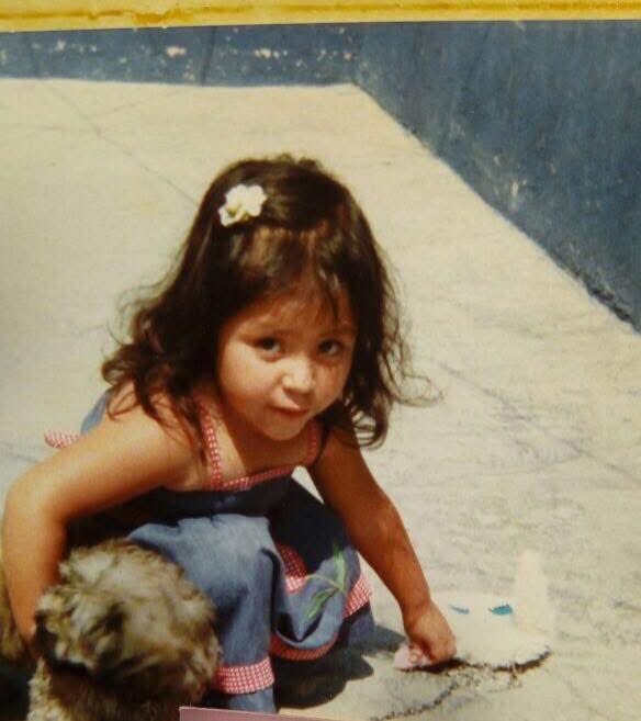 MirianSanMon's tweet photo. Les comparto una foto de cuando era niña: inquieta, irreverente, curiosa y con ganas de descubrir el mundo. 

🧒🏻👦🏻 A propósito del Día de la Niña y el Niño, celebro esa etapa en la que la imaginación no tiene límites, las preguntas sobran y los sueños empiezan a tomar forma. https://t.co/nChOEtM6hY