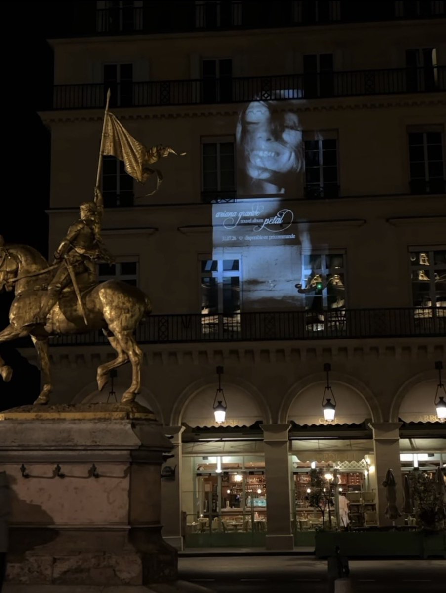 TeamArianaBE's tweet image. #PHOTOS: VIDEO: Le nouvel album d’Ariana « petal » qui sort le 31 juillet est en affiche promotionnelle sur la Tour Eiffel à Paris.