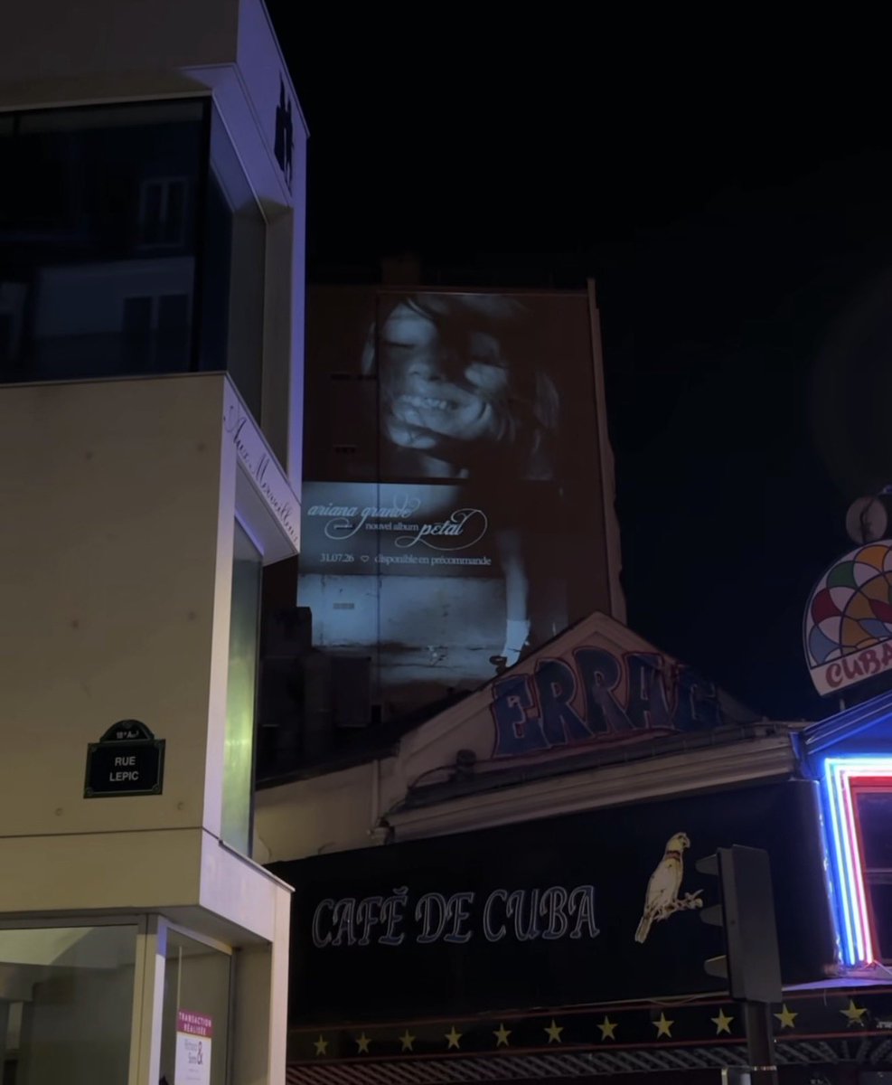 TeamArianaBE's tweet image. #PHOTOS: VIDEO: Le nouvel album d’Ariana « petal » qui sort le 31 juillet est en affiche promotionnelle sur la Tour Eiffel à Paris.