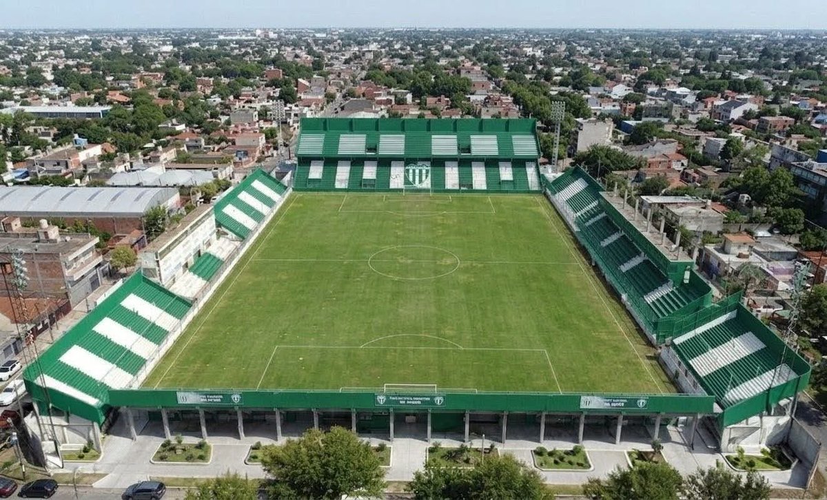 De repente repelente salieron los muchachos de lafe con imágenes del inicio de la construcción del estadio.