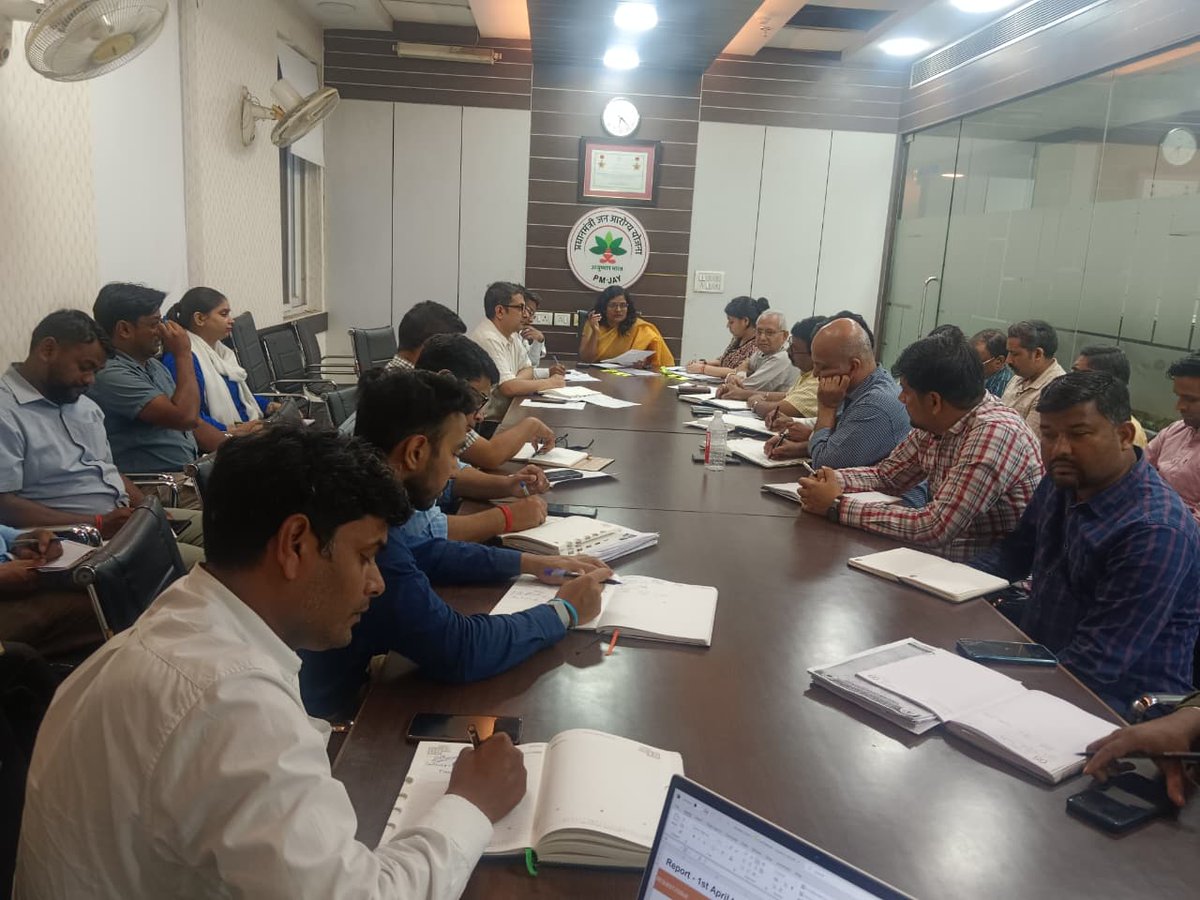 PmjayP's tweet photo. A staff meeting was held at SACHIS, Lucknow, to ensure that Ayushman cards are issued to eligible individuals through field visits, targeting those who have not yet received them.
#Ayushmanbharat #Pmjay #UttarPradesh @archana_ias2014 @AmitGhoshIAS https://t.co/Ziy6a7e1AZ