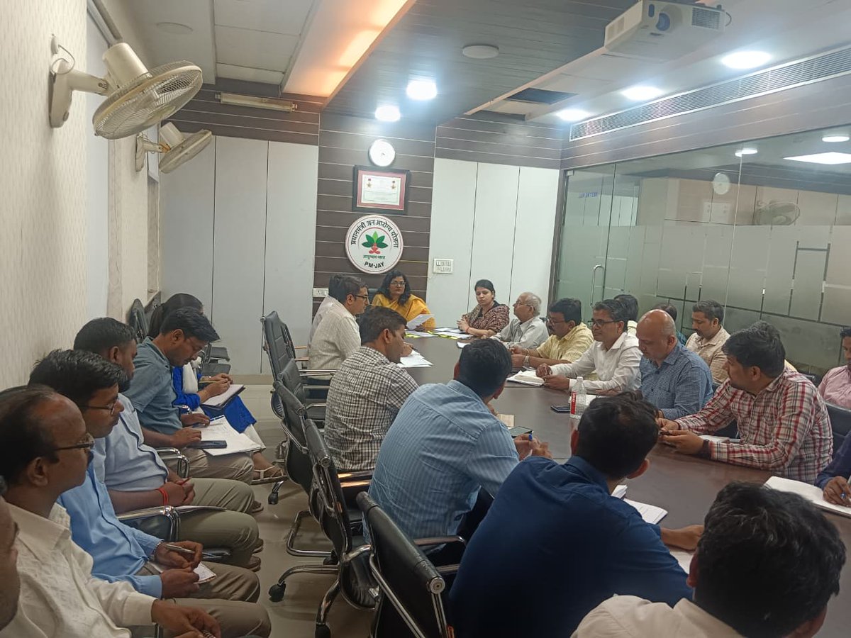 PmjayP's tweet photo. A staff meeting was held at SACHIS, Lucknow, to ensure that Ayushman cards are issued to eligible individuals through field visits, targeting those who have not yet received them.
#Ayushmanbharat #Pmjay #UttarPradesh @archana_ias2014 @AmitGhoshIAS https://t.co/Ziy6a7e1AZ