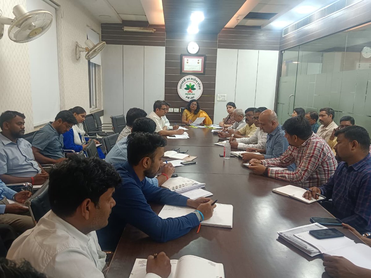 PmjayP's tweet photo. A staff meeting was held at SACHIS, Lucknow, to ensure that Ayushman cards are issued to eligible individuals through field visits, targeting those who have not yet received them.
#Ayushmanbharat #Pmjay #UttarPradesh @archana_ias2014 @AmitGhoshIAS https://t.co/Ziy6a7e1AZ