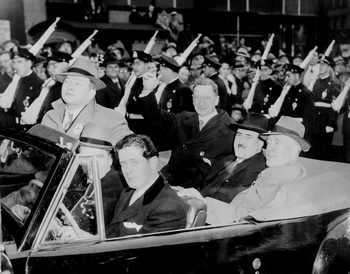 TheBostonIrish's tweet photo. On April 30, 1927, Irish leader Eamon deValera gave a rousing speech from the Parkman Bandstand on historic #BostonCommon, calling for a united Ireland. After his speech, the Saint Ambrose Fife + Drum Corps of #Dorchester led a procession to Commonwealth Pier, where deValera boarded the SS Republic back to #Ireland.  https://t.co/WfHvjo39gL