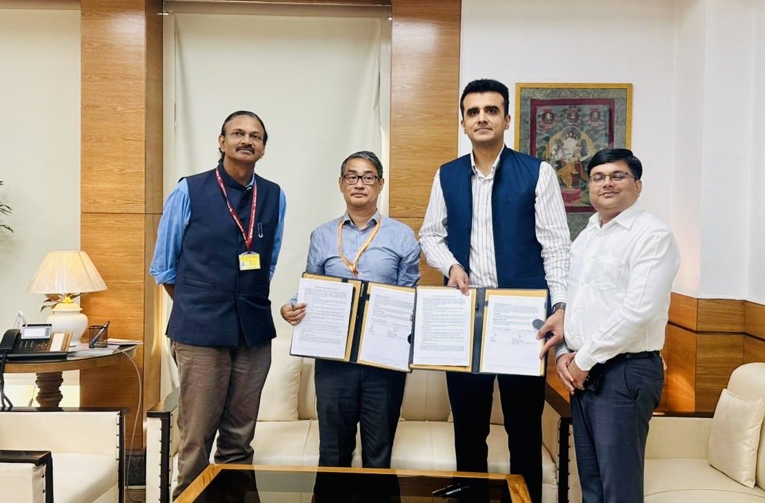ChamberIndia's tweet photo. @ChamberIndia has signed an MoU with @DPIITGoI, Ministry of Commerce & Industry, Government of India, to support startups, innovators and entrepreneurs across the country.

The MoU signing was held in the presence of Additional Secretary @DPIITGoI Sh. Ateesh Kumar Singh, Deputy Secretary Sh. Thingom Lalit Kumar Singh, President @ChamberIndia Sh. @AbhinavBalyan, along with the team of @startupindia.