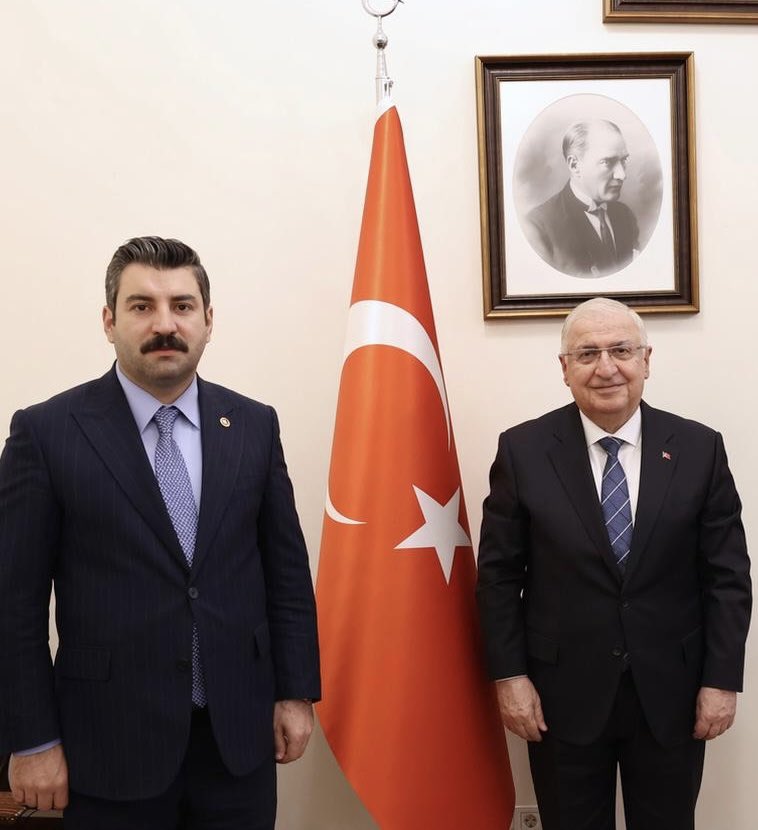 Milli Savunma Bakanımız Sayın Yaşar Güler’i ziyaret ederek, Şanlıurfa’mız için hemşehrimizden gelen talepleri ilettim. 

Nazik kabulleri ve kıymetli değerlendirmeleri için kendilerine teşekkür ediyorum.

<a href="/RTErdogan/">Recep Tayyip Erdoğan</a> <a href="/Akparti/">AK Parti</a> 
<a href="/tcsavunma/">T.C. Millî Savunma Bakanlığı</a>