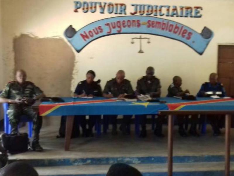 KambaChristian6's tweet photo. 84 militaires des FARDC se retrouvent depuis ce mercredi 29 avril devant le tribunal militaire de garnison de Kisangani. Ils sont poursuivis en procédure de flagrance pour fuite devant l'ennemi, violation des consignes militaires, révolte et dissipation de munitions de guerre. https://t.co/WwCGwFR2z1