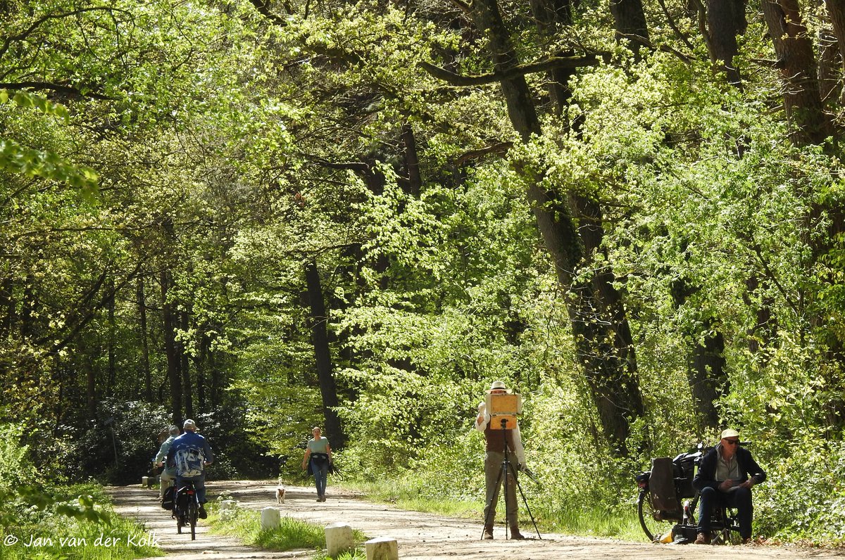BekiekTwente's tweet photo. Ik kan maar niet genoeg krijgen van die frisse groene kleurenpracht. En ook deze wandelaar, fietsers en kunstschilders genieten.
Noordweg en Haverrietweg #Enschede
#Eanske #EanskeIsOnmeunigMooi 
#Twente #BekiekTwente https://t.co/yHtkxjOiLE
