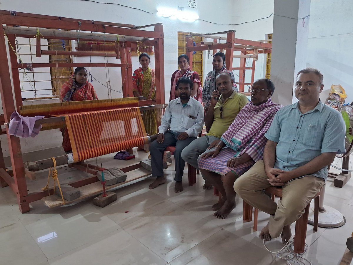 SunaraOdisha's tweet photo. A team of CFPO visited a cluster of weavers in Bamanghaty Sub-division to understand their issues and to discuss and find out the solution for their growth. There is a need for all to join and work for the development of different sectors for the holistic progress of Mayurbhanj. https://t.co/DSy5i54EmU