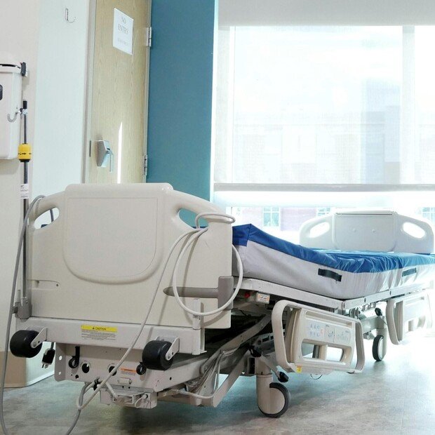 clarincom's tweet photo. EL ABUSO DE ANTIBIÓTICOS POTENCIA LAS INFECCIONES INTRAHOSPITALARIAS LETALES: HAY TRES MUERTES POR HORA EN EL PAÍS

Las infecciones intrahospitalarias causan unas 28.000 muertes al año en Argentina, el equivalente a tres por hora, en gran parte por bacterias resistentes a los antibióticos. El problema, asociado al abuso de estos medicamentos, se consolida como una de las mayores amenazas actuales y futuras para la salud pública.

“La multirresistencia en Argentina tiene un impacto importante y creciente”, explicó el infectólogo Eduardo López, quien advirtió que existen bacterias que neutralizan incluso los antibióticos más potentes. Estas infecciones afectan sobre todo a pacientes en terapia intensiva y, en casos severos, pueden tener una alta mortalidad.

Especialistas señalan que la clave es el uso racional de antibióticos y la prevención. “Estos antibióticos deben ser de uso totalmente restringido”, remarcó López. Destacan también la importancia de la vacunación y el desarrollo de nuevas terapias, aunque advierten que no son una solución definitiva.

(+) en Clarín: https://t.co/w48EeLgzN9