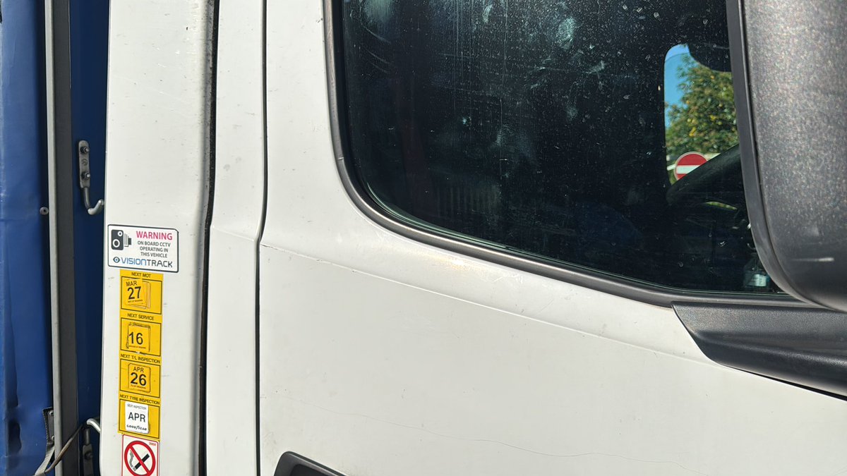 LinLukha's tweet photo. @Tesco what are your drivers constantly playing at constantly blocking me? I’ve just missed my appointment again. I have asked the staff members to have a look for the Driver. They cannot find him. He’s not in the Staff room. He’s not in the loo. I’ve been waiting here 45 minutes https://t.co/8S608tLSLQ