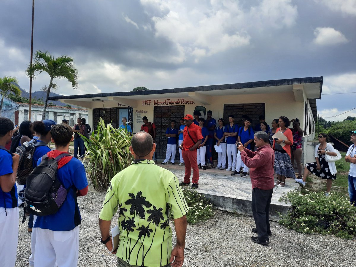 epefij's tweet photo. Desde el 29 la EPEF se engalana de ciencia los estudiante de 2do y 3er año presentando sus clases como practica docente. Felicidades.Lic. Yudit Matos  Dieguez. https://t.co/SDXH3bFRJg