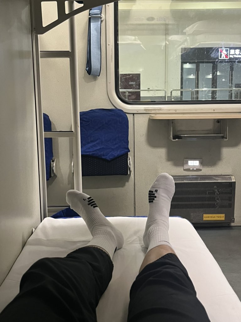 LIQIZH's tweet photo. 想尝尝看的人请不用客气 #白袜 #男大 https://t.co/tV7eOOC7dx