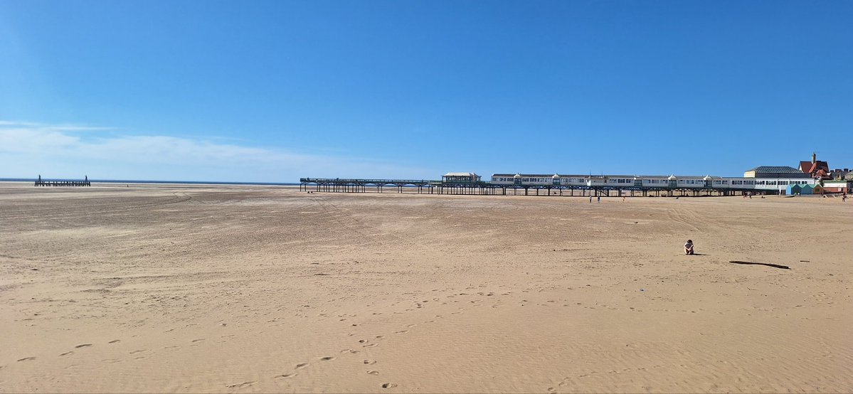 coombes_angie's tweet image. After seeing our resident #swans 🦢 had to go for an #icecream 🍦 of course ⛱️ 🌞 
Sand looking particularly white today