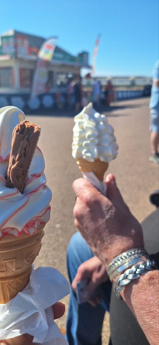 coombes_angie's tweet image. After seeing our resident #swans 🦢 had to go for an #icecream 🍦 of course ⛱️ 🌞 
Sand looking particularly white today