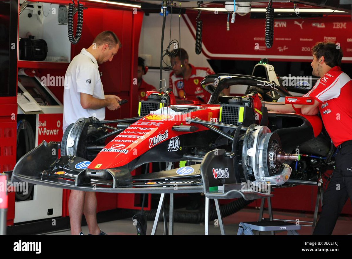 FulvioVigilante's tweet image. Ferrari box. 

#F1 #MiamiGp
©Alamy