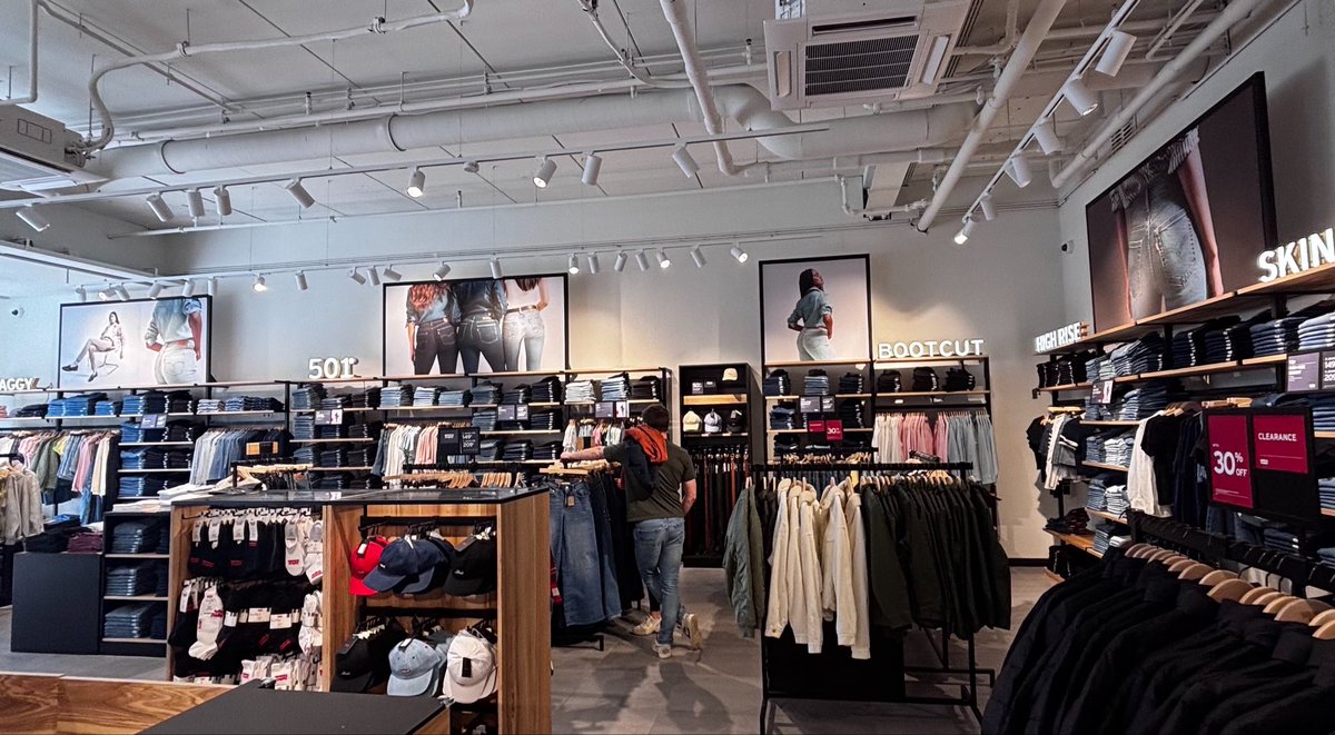 gynopology's tweet photo. noticed nearly all promotional pictures in the women's section were close ups of their butts and looked over at the men's section and of course there is no such thing https://t.co/4ZhE6Yhp7n
