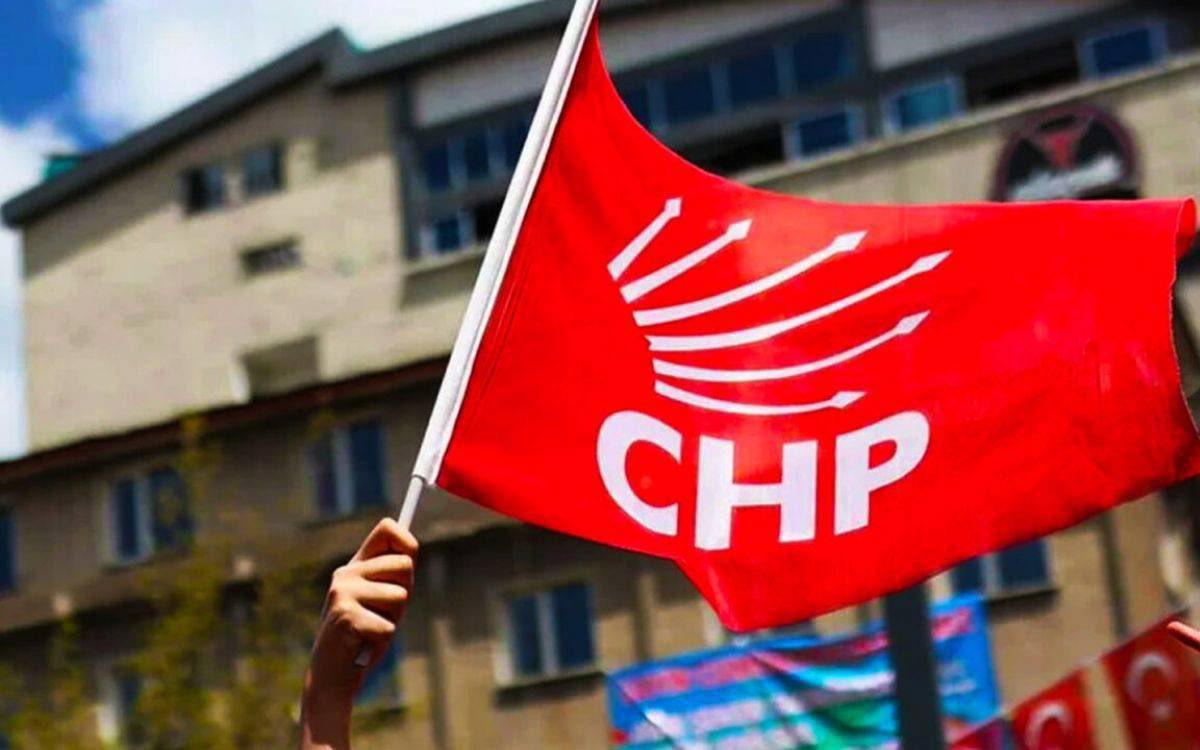 cetincapanCHP's tweet image. #CHP, AKP’leşerek iktidar olamaz.
Biz o düzeni yıkmak için varız, taklit etmek için değil.
Belediyede işe alıp insanı kendine bağlamak, ailesini susturmak, biat üretmek…
Bu kirli yöntemleri CHP’nin içine taşıyanlara çok açık söylüyorum:
Partimize değil, AKP düzeninin devamına