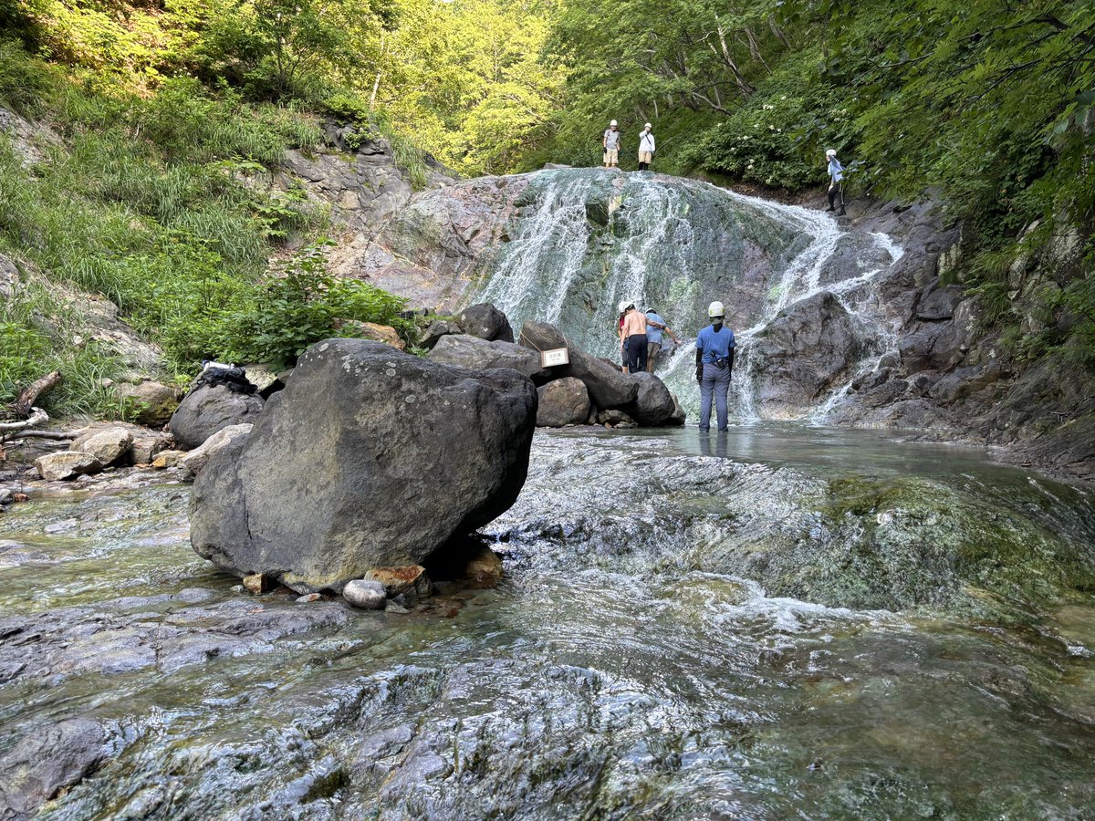 zyoneco's tweet photo. 本格的な沢渡り🥾
水着着用すれば溜まっている温泉に入ることもできる( ˙꒳˙ )！ https://t.co/cR6mi7CZw0