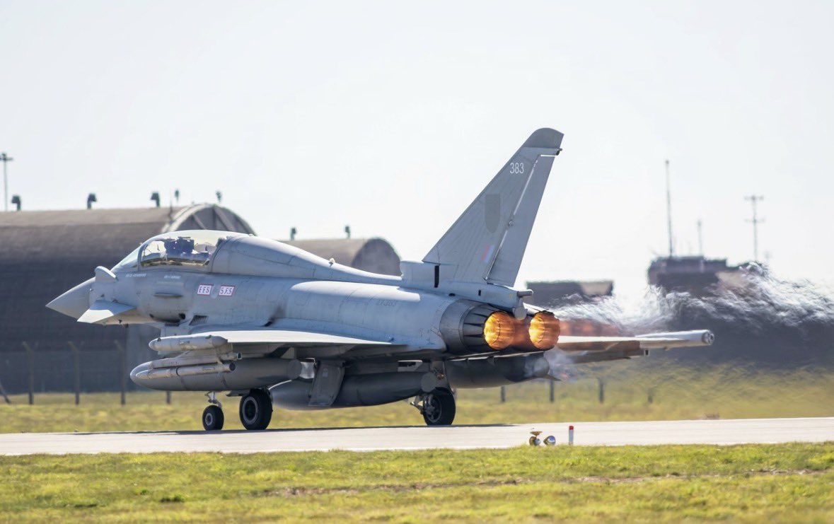 Jayphoto1993's tweet image. My favorite catch from @RAFConingsby base today. Who knew the Typhoon was such a fan of its 5-a-day? 🥕🔥 #Typhoon #JetPhotography #PlanesSpotting