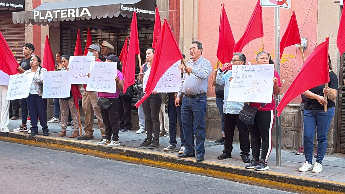 MAntorchaDgo's tweet photo. #Entérate // Este jueves 30 de abril, integrantes del Movimiento Antorchista se manifiestan frente al Palacio Municipal ante el incumplimiento de los acuerdos pactados el pasado 22 de abril.

Denuncian que los compromisos han sido ignorados por:
🔹 Ing. Alberto Yiscard Espinoza Gutiérrez (Secretario Técnico del Municipio)
🔹 Lic. Francisco Emiliano González Martínez (Subsecretario de Organización y Participación Ciudadana)

El acuerdo era claro, a partir del lunes 27 de abril, Personal de Obras Públicas junto con miembros del comité estatal, iniciarían visitas en las colonias donde se proponen realizar las pavimentaciones, agua potable, drenaje y electrificación para revisar en sitio la urgencia de sus demandas, hasta el día de hoy no se nos a informado el inicio de estas visitas.

Empieza la preocupación de los peticionarios ante la actitud de cerrazón de las autoridades municipales, por lo que convocaran a dar la lucha hasta lograr la realización de las obras, lo que requiere de la decisión de luchar pues las demandas son justas, por lo que el arma fundamental será la razón. Y no claudicaran hasta lograr sus objetivos.