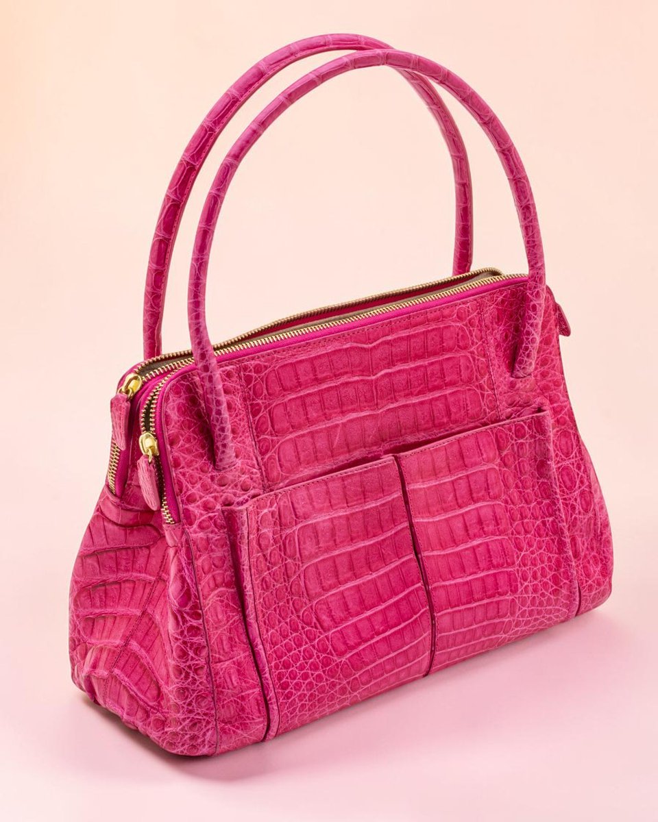 DuMouchelles's tweet photo. A strong lineup of luxury handbags in our May 14 auction:

💚 Hermès Constance (2006)
💗 Nancy Gonzalez Croc “Linda”
💙 Hermès Birkin (2002)

If you know, you KNOW.
May 14 — don’t miss it.
🔗https://t.co/fWYkUHEh5c https://t.co/WuWigIcKft
