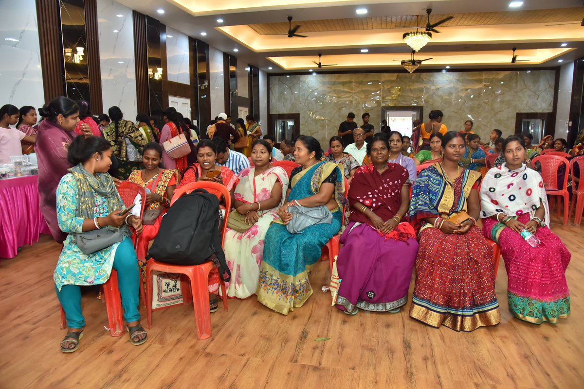 SunaraOdisha's tweet photo. An ONDC Artisans Workshop was held by CFPO &amp; Startup Odisha on 29th April. It was attended by 80+ Bamboo, Dokra and Jewellery artisans &amp; Tasar weavers to reduce the dependence on middlemen &amp; enable them to sell the products online. ADM Sri Ajit Kumar (IAS) graced as Chief Guest. https://t.co/JyaCFlxZUo