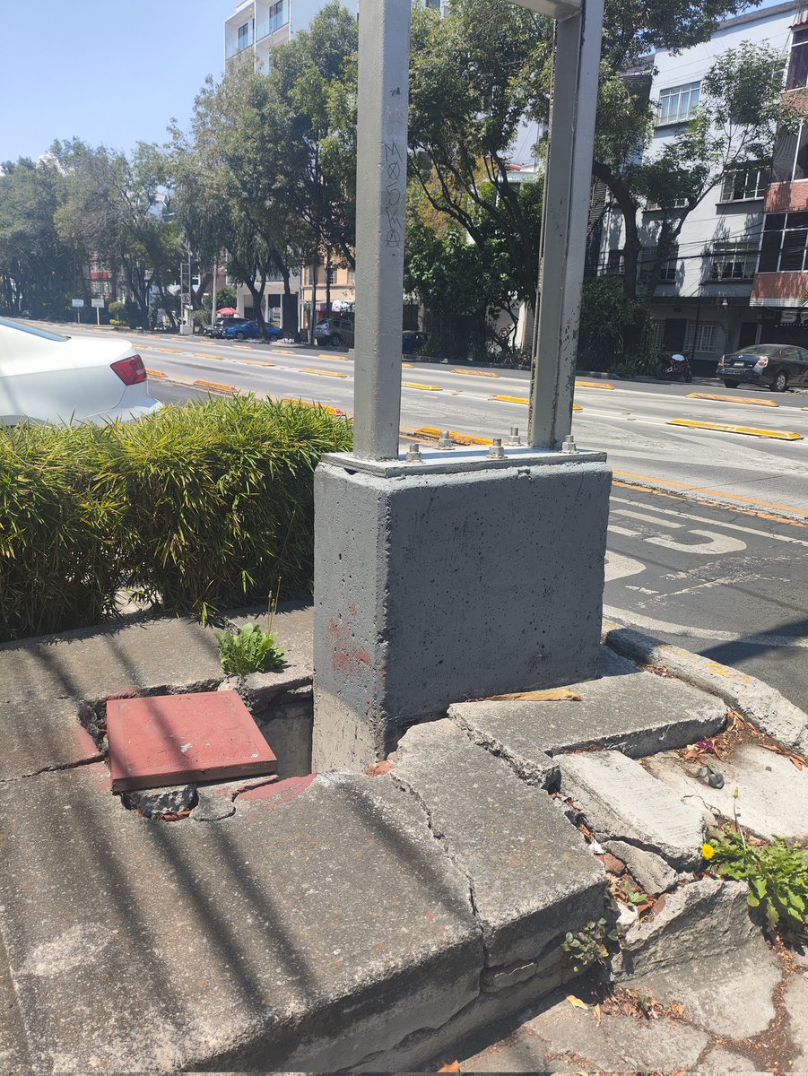 ReportesBenito's tweet image. Nos ayudan con la reparación de este #registro para evitar algún accidente o caída por parte a alguno de nuestros vecinos por favor. @locatel_mx @SOBSECDMX 

📍 Av. Cuahutémoc esquina con Pedro Romero de Terreros, en la colonia #NarvartePoniente de la @BJAlcaldia, frente a la