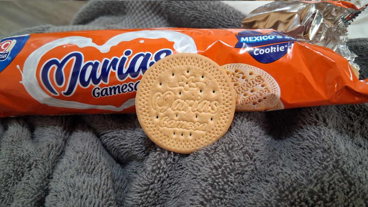jmrvandiver's tweet image. Kinda like a Nilla wafer and a biscuit. Great dunked in coffee. Nice design, too. Kinda wholesome. Yay, #Mexico #junkfood #review